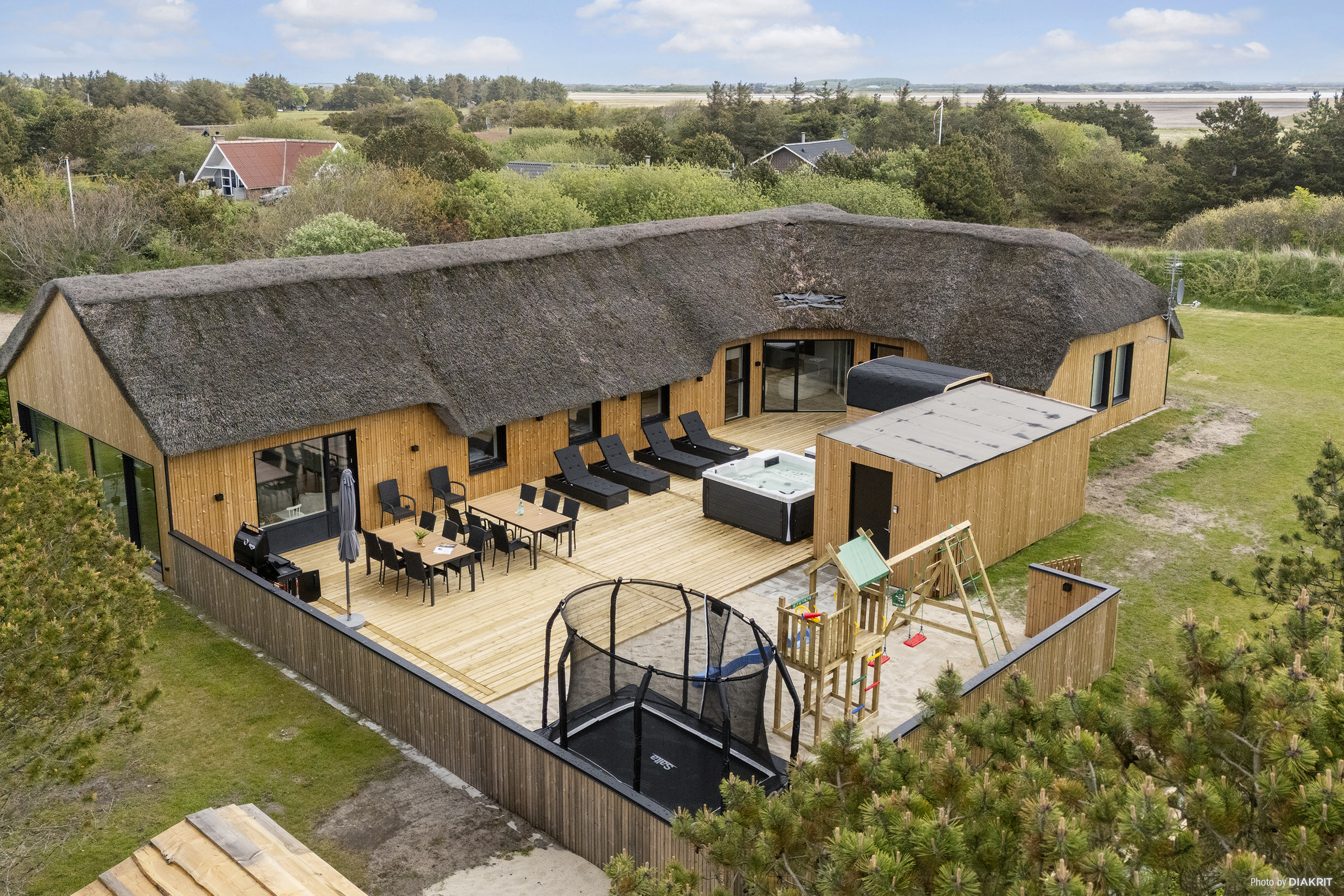 Sommerhus til 14 personer med swimmingpool beliggende i S�ndervig
